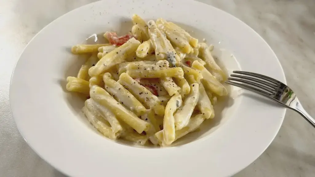 Pasta in schneller Käsesoße: cremiges Abendessen in 20 Minuten