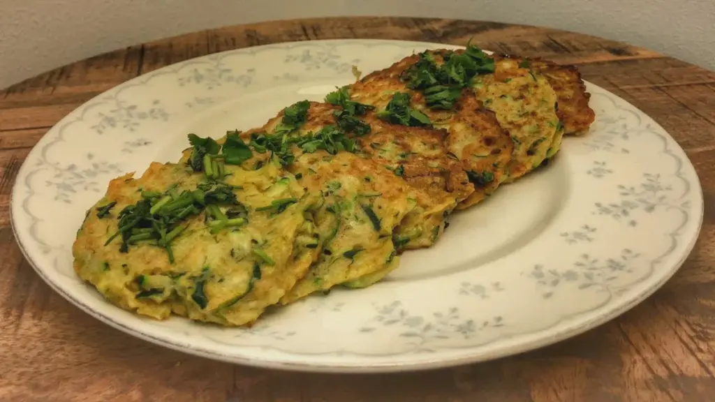 Knusprige Zucchini-Puffer auf griechische Art zum Abendessen